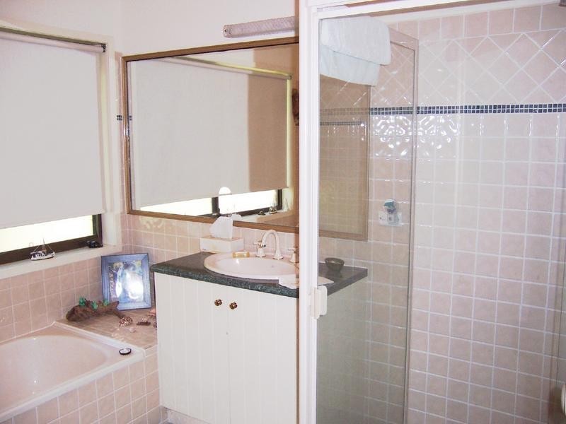 38 Pinkwood St, Bellbowrie QLD 4070